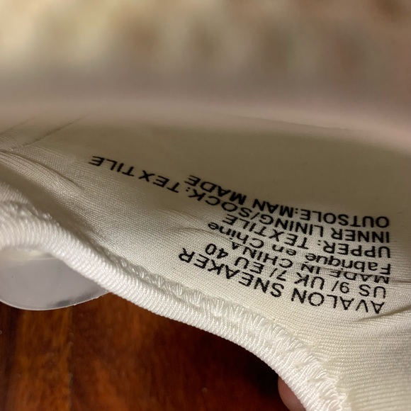 Fabletics White Avalon Performance Sneaker size 9 - Picture 4 of 4